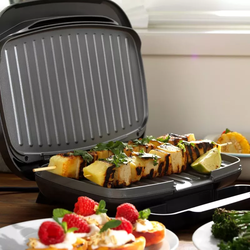 Kompaktowy grill elektryczny Petra PT4366GRYDEKFDIR z powierzchnią nieprzywierającą