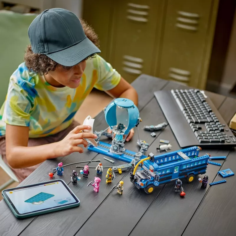 Zestaw konstrukcyjny LEGO Battle Bus 77073