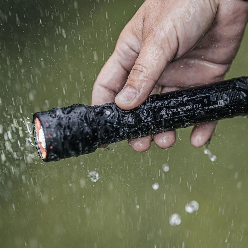 Latarka ręczna Ledlenser P7R Czarna akumulatorowa LED 1000 lumenów, 3,7 V 21700, IP68, 159 mm, 360 g