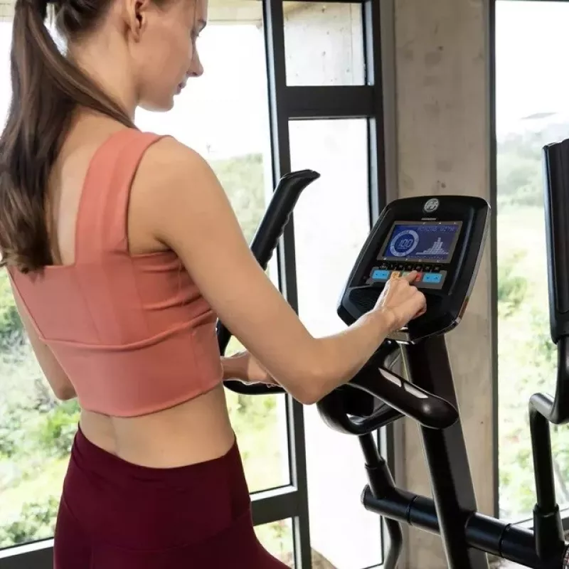 Orbiter eliptyczny Horizon Fitness Andes 7.1 — 30 poziomów oporu, 14 programów, długość kroku 50,8 cm, maks. waga użytkownika 136 kg