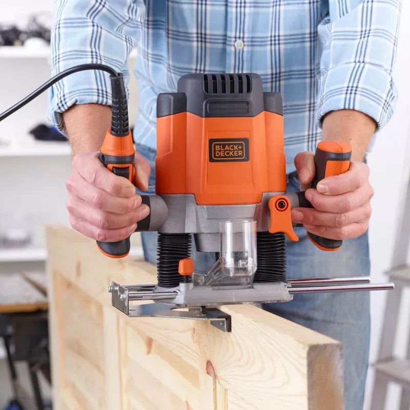 Router/Trimmer Czarny & Decker KW1200EKA-QS — kompaktowy frezarka górnowrzecionowa z regulowaną głębokością, ergonomiczną konstrukcją