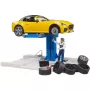 BRUDER Car Service Center bworld 62112 z Roadsterem zestaw do zabawy, figurkami dodatkowymi i elementami warsztatu