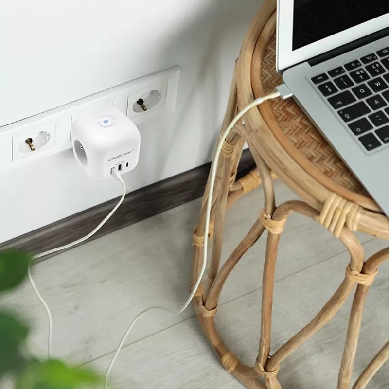 Listwa zasilająca QOLTEC 52548 z 3 gniazdami AC i portem USB