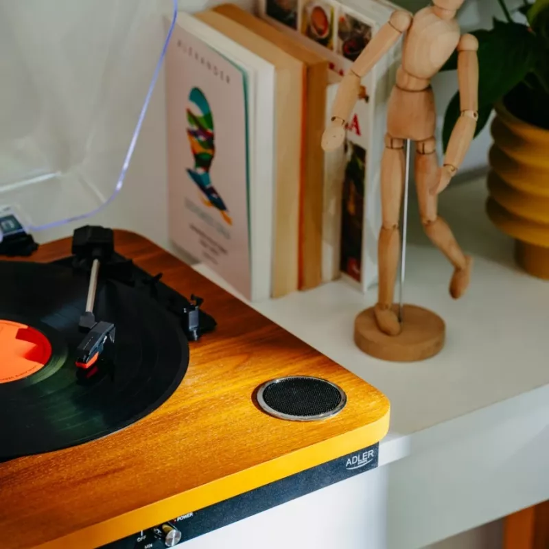 Gramofon analogowy z napędem paskowym Adler AD 1914 z portem USB, talerzem ceramicznym, silnikiem prądu stałego, prędkością 33 1/3 obr./min, Bluetooth 5.4, wyjściami RCA, wbudowanymi głośnikami