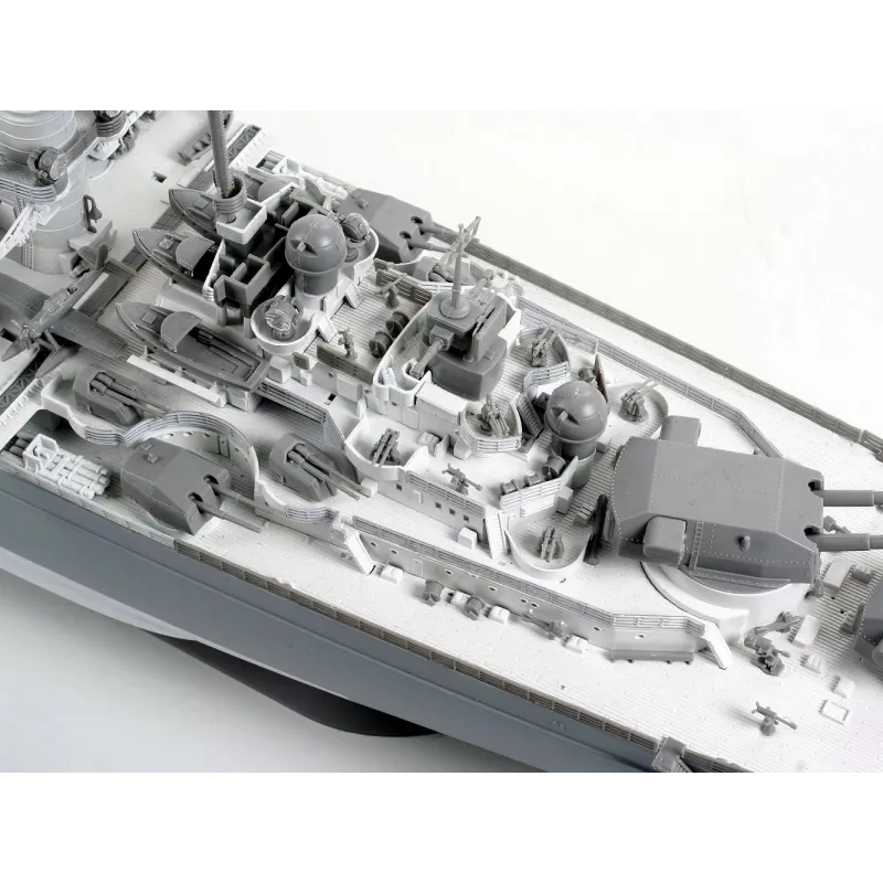 Plastikowy model statku REVELL Tirpitz w skali 1:350