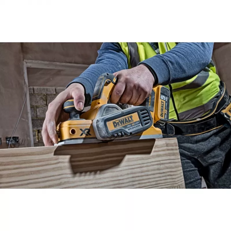 Strug ręczny DeWALT DCP580N-XJ — akumulatorowy Li-Ion, szerokość strugania 82 mm, 15 000 obr./min, 2,5 kg