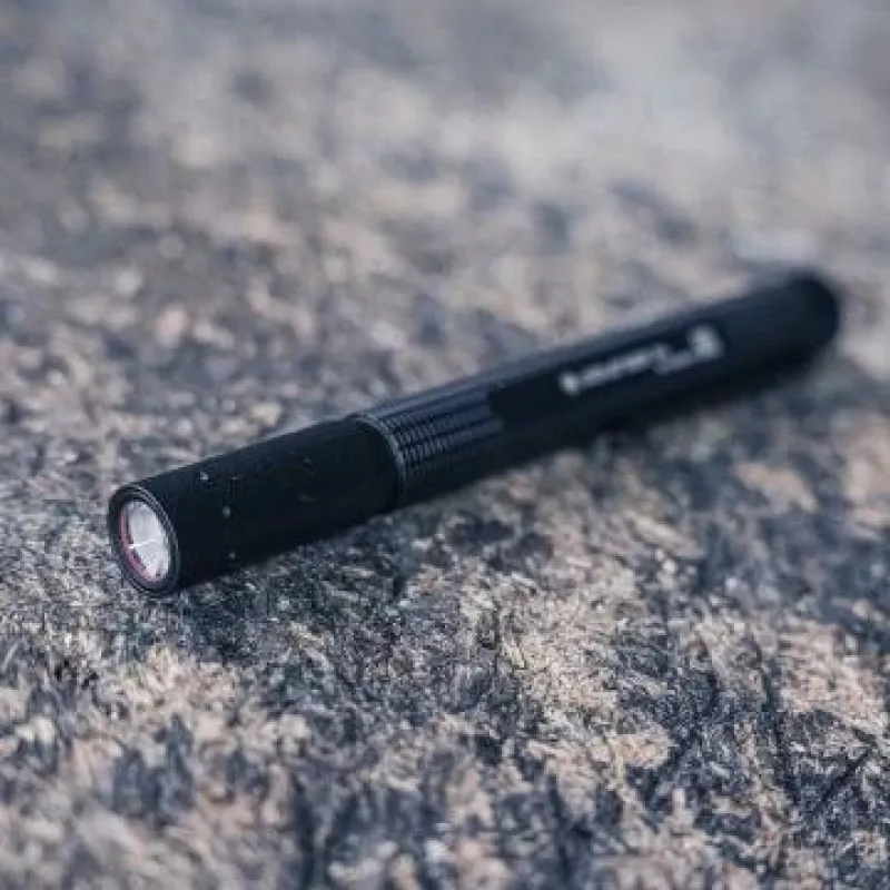 Latarka piórkowa Ledlenser P4 Czarna — kompaktowa latarka piórkowa LED, 180 lm, zasięg 90 m, 2x AAA, IP54