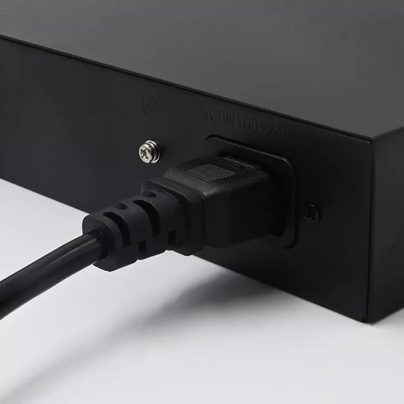 Przełącznik sieciowy QOLTEC FAST Ethernet PoE 8xRJ45 z 2xRJ45 uplink (model 52290)