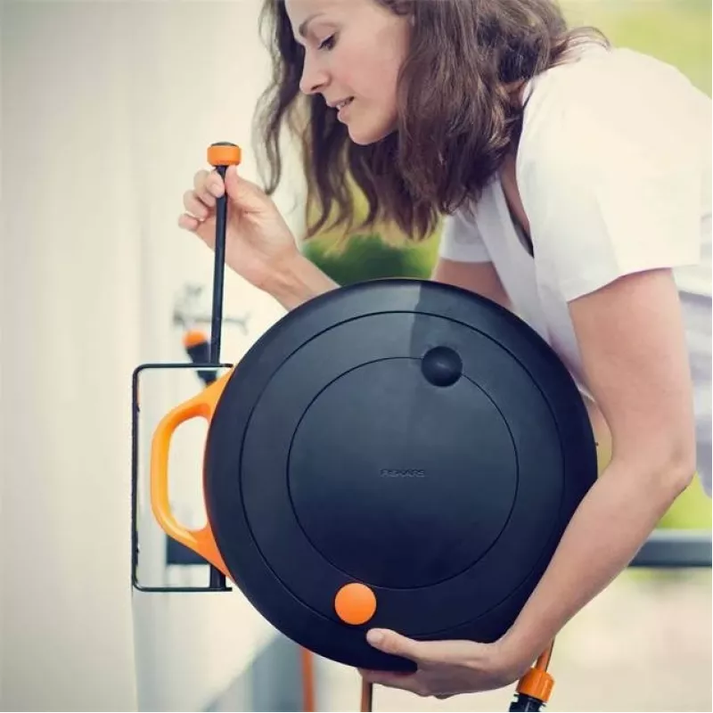 Fiskars 1020448 uchwyt na wąż Metal Czarny