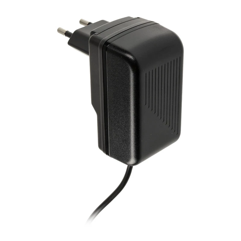 Ładowarka sieciowa szybkiego ładowania Akasa AK-PK15-02CM — 15W, USB-C 3A, kabel 1,5 m, Czarny