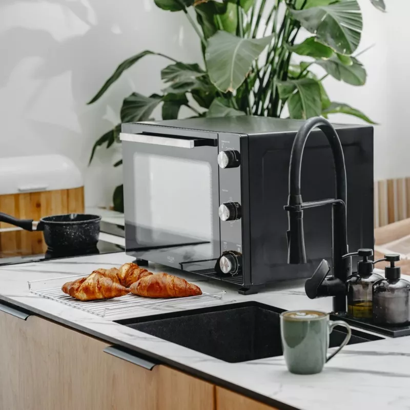 Piekarnik elektryczny Adler AD 6028 — 60 l, 2000 W, wolnostojący, sterowanie pokrętłami, rożen, maks. 230°C, czarny