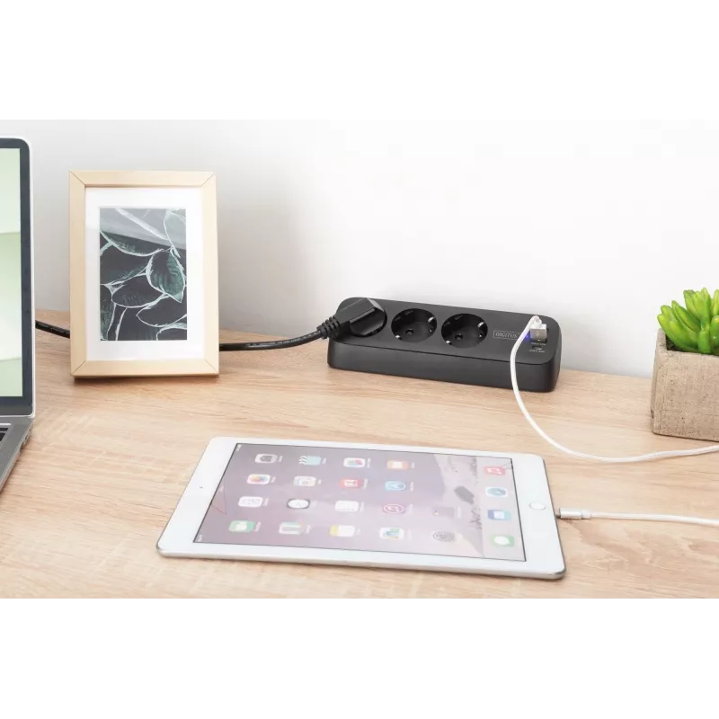 Listwa zasilająca DIGITUS 3-gniazdowa z 2×USB-A i 1×USB-C, 3 gniazda AC typu E/F, kabel 1,5 m, czarna