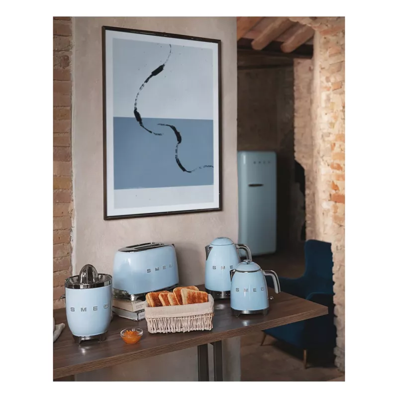 Czajnik elektryczny SMEG w stylu lat 50. KLF04PBEU, pastelowy niebieski