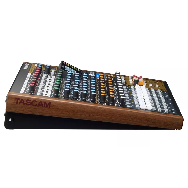 Mikser Tascam Model 12 — 12‑kanałowy mikser analogowo-cyfrowy, 24‑bitowy, 48 kHz, USB‑C, karta SD, Bluetooth 5.0