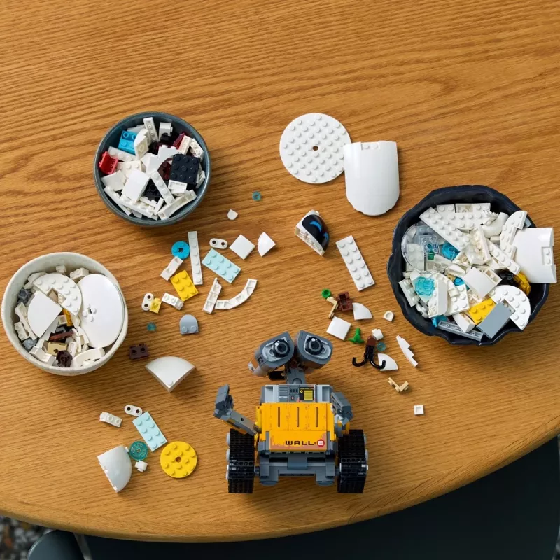 LEGO zestaw konstrukcyjny Disney Pixar WALL·E i EVE 43279 — 811 elementów, wysokość 130 mm, dla 18+