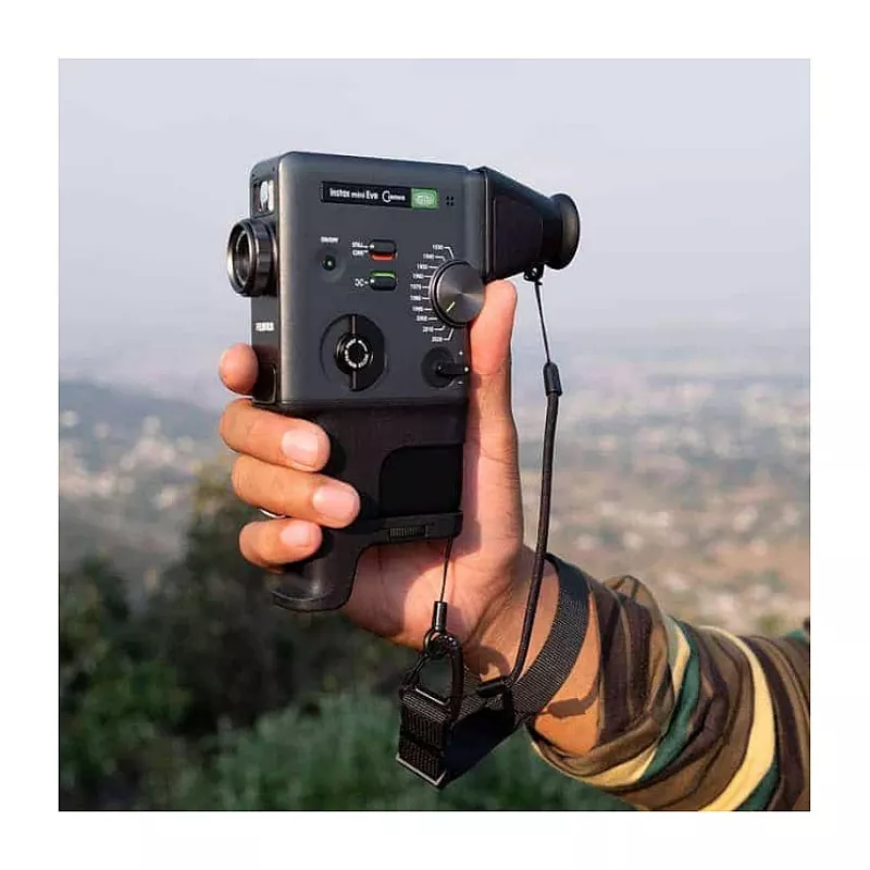 Natychmiastowy aparat fotograficzny Fujifilm Instax mini evo Cinema — matryca 1/5 cala CMOS 2560×1920, zdjęcie 62×46 mm, wbudowana lampa błyskowa, czarny