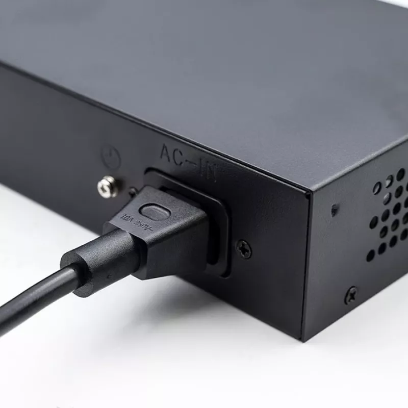 Przełącznik Ethernet PoE QOLTEC 52296 — 4 porty RJ45 PoE, 1 port uplink RJ45