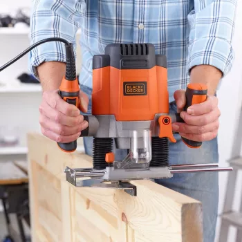 Router/Trimmer Czarny & Decker KW1200EKA-QS — kompaktowy frezarka górnowrzecionowa z regulowaną głębokością, ergonomiczną konstrukcją