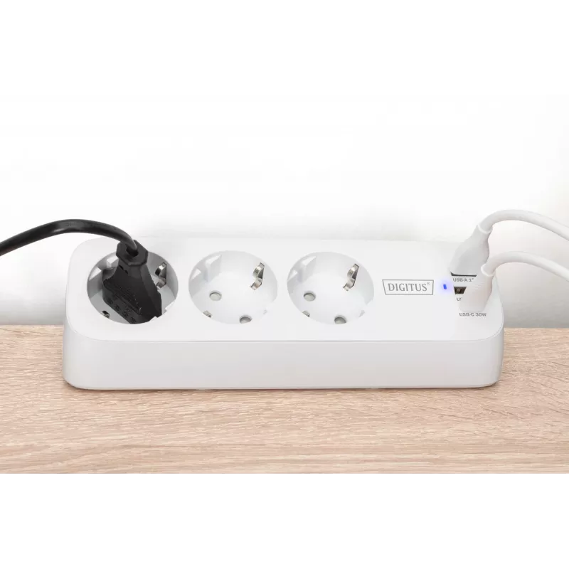 Listwa zasilająca DIGITUS 3-drożna z 2×USB-A i 1×USB-C, 3 gniazda AC typu E/F, kabel 1,5 m, biała