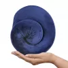 Podróżna poduszka na szyję Qmed DRQE3J1CDXUXP — konturowa ergonomiczna pianka PU, 240×230×125 mm, gęstość 45 kg/m³, granatowa