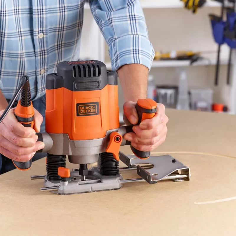 Router/Trimmer Czarny & Decker KW1200EKA-QS — kompaktowy frezarka górnowrzecionowa z regulowaną głębokością, ergonomiczną konstrukcją