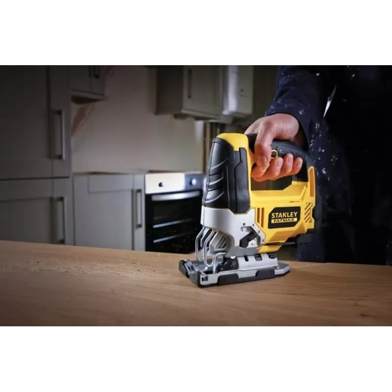 Wyrzynarka STANLEY FME340K — 710 W, 3000 suwów/min, głębokość cięcia w drewnie 85 mm, w stali 10 mm, rękojeść górna, regulacja skosu