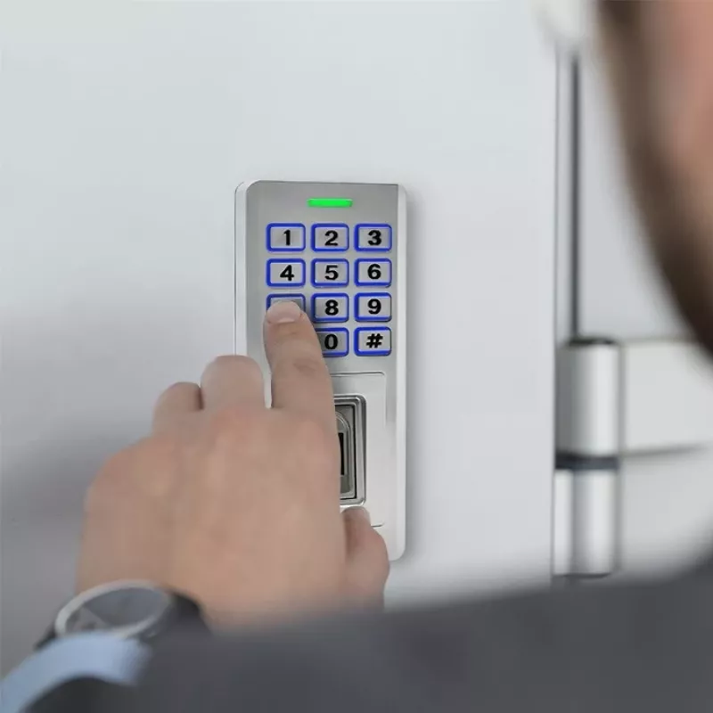 Zamek kodowy z czytnikiem linii papilarnych i RFID QOLTEC 52447 z ochroną IP68