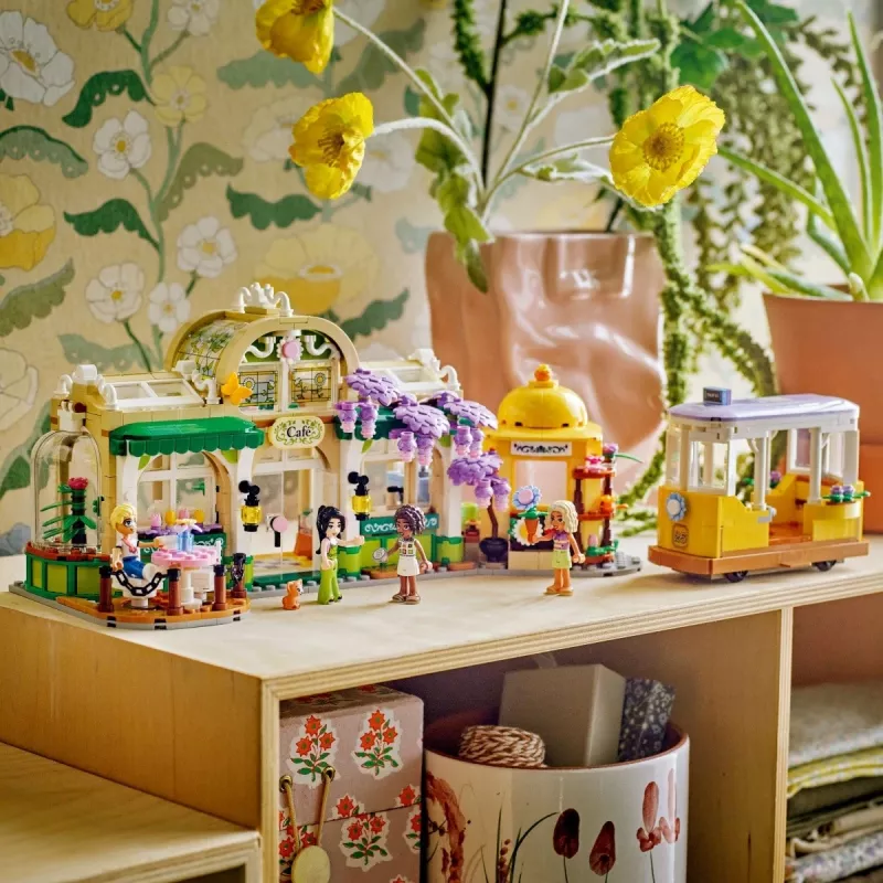 Zestaw LEGO FRIENDS 42671 Kawiarnia z Roślinami i Kwiaciarnia – zestaw do zabawy z funkcjami kawiarni i kwiaciarni