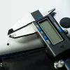 iFixit cyfrowa suwmiarka z niebieskim ekranem LCD