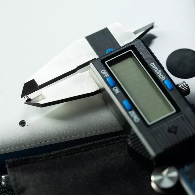 iFixit cyfrowa suwmiarka z niebieskim ekranem LCD