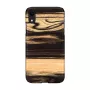 Etui na telefon man and wood do iPhone XR — tył z białego hebanu, czarna drewniana powierzchnia, ochronna skorupa