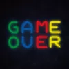 Neon MANTA SNL102MT — podświetlana dekoracja ścienna w stylu “Game Over”, efekt neonu LED podłączany do gniazdka