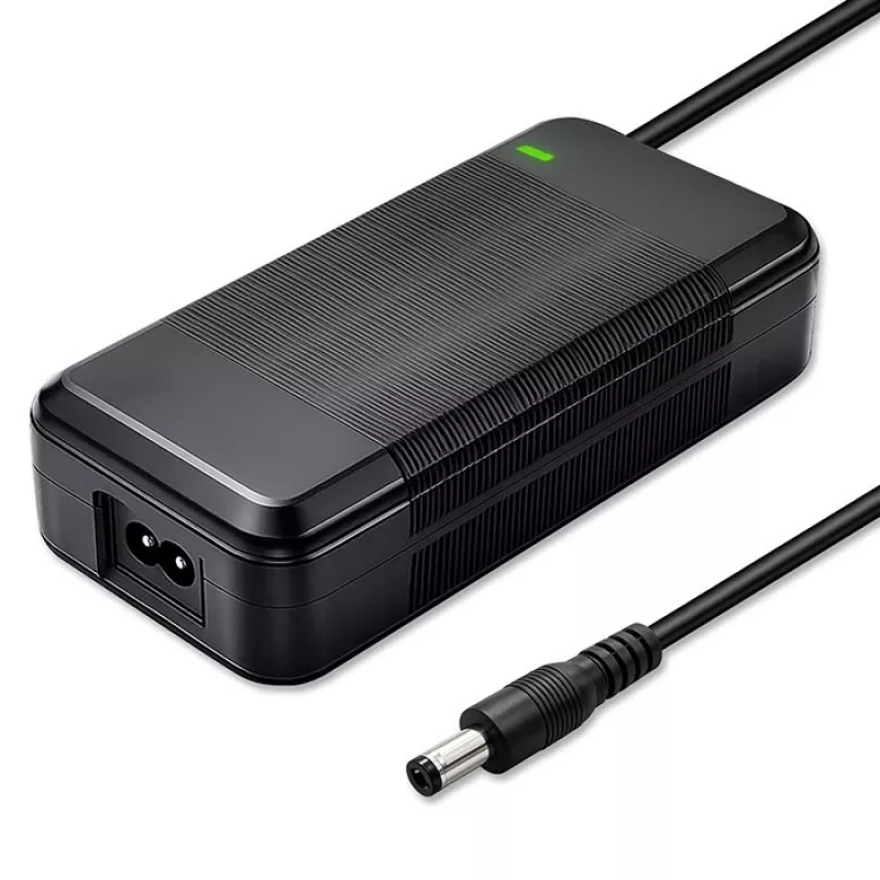 Ładowarka QOLTEC 36V–42V 4A do e-roweru, wtyk DC 5,5×2,1 mm