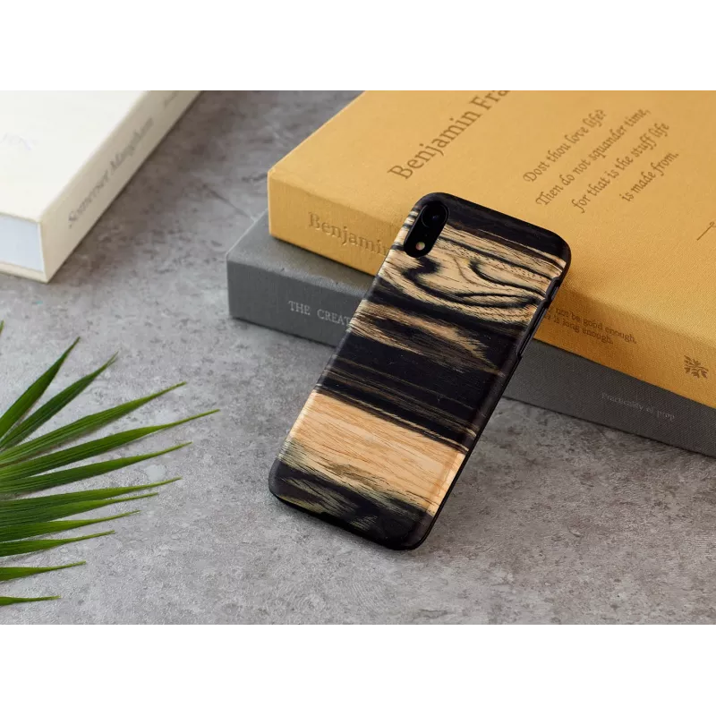 Etui na telefon man and wood do iPhone XR — tył z białego hebanu, czarna drewniana powierzchnia, ochronna skorupa