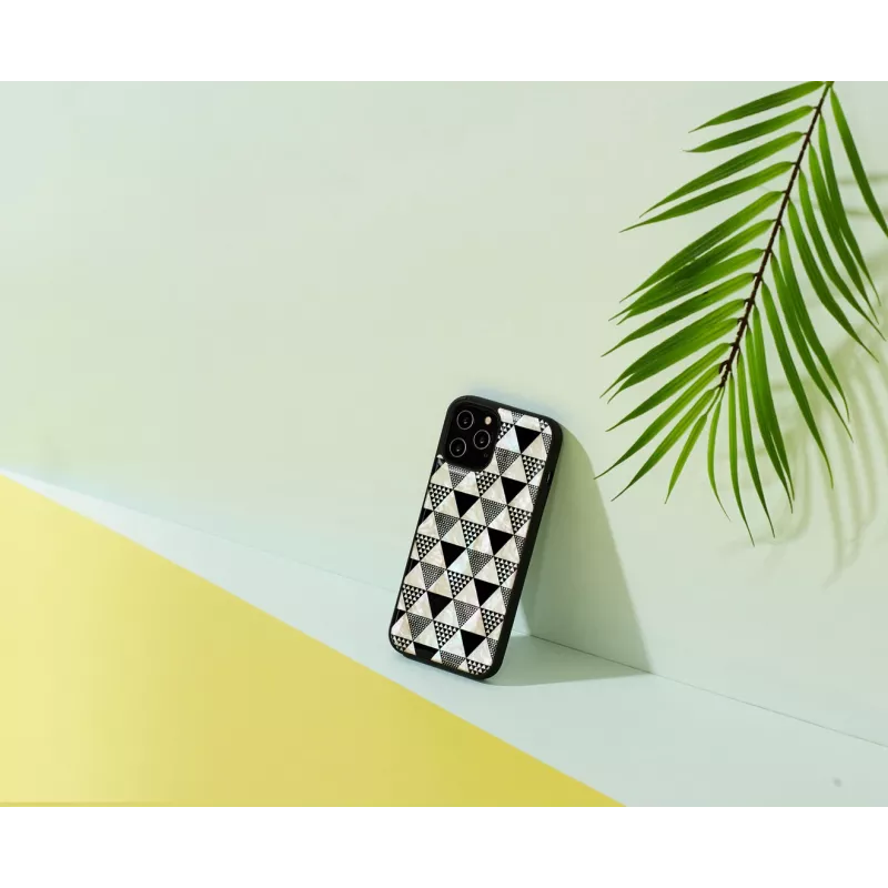 Etui ochronne iKins na Apple iPhone 12 / 12 Pro — wzór piramidy, czarne