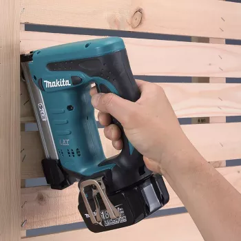 Zszywacz Makita DST221Z