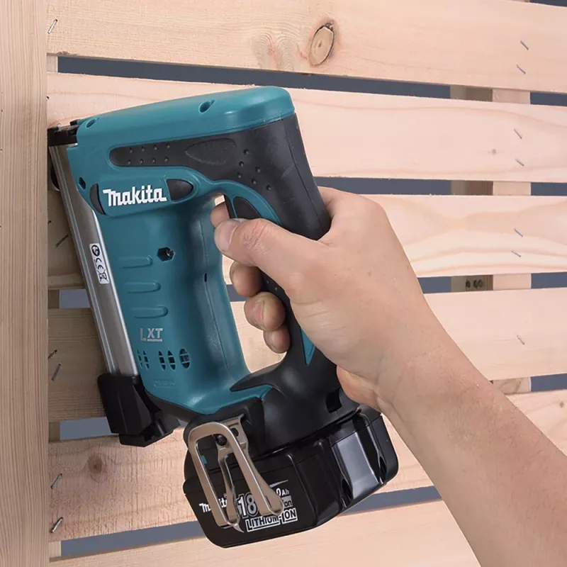 Zszywacz Makita DST221Z