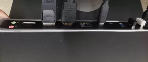 Stacje dokujące USB-C: poradnik zakupowy stanowiska z laptopem