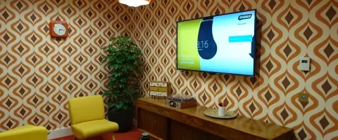 Ekrany w salach konferencyjnych: projektor czy duży wyświetlacz?