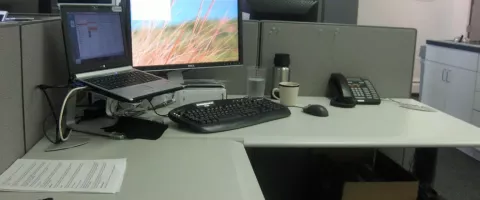 Przewodowa czy bezprzewodowa klawiatura i mysz: poradnik zakupowy do biura