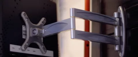 Uchwyty i ramiona do monitorów: jak urządzić ergonomiczne biurko oszczędzające miejsce