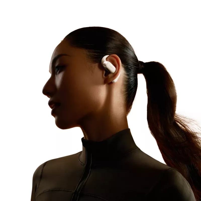 Otwarte bezprzewodowe słuchawki Shokz OpenFit 2 — Bluetooth 5.4, IP55, przewodnictwo kostne, 11 godz. odtwarzania (48 godz. z etui), USB‑C, beżowe