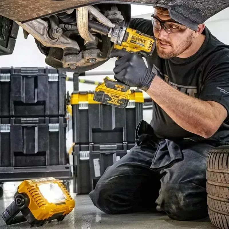 Wolnostojąca lampa robocza DeWalt DCL077-XJ, 2000 lm, IP54, akumulatorowa (akumulator sprzedawany oddzielnie)