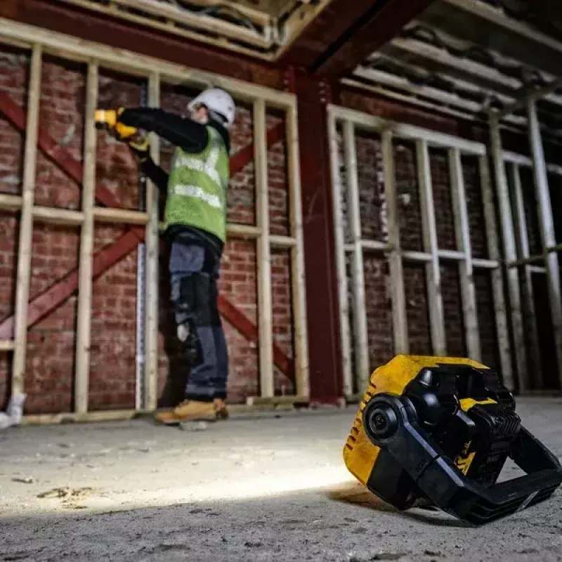Wolnostojąca lampa robocza DeWalt DCL077-XJ, 2000 lm, IP54, akumulatorowa (akumulator sprzedawany oddzielnie)