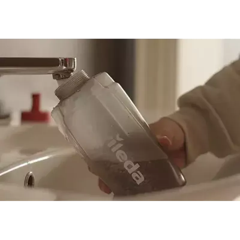Mop VILEDA Spray Max z mikrofibry, do czyszczenia na sucho i mokro — głowica z tworzywa sztucznego, zbiornik na wodę 0,6 l, antybakteryjny, biało-czerwony