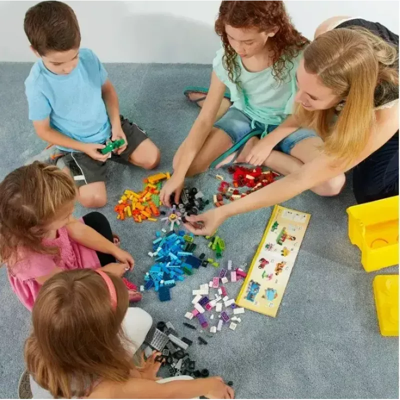 Zestaw konstrukcyjny LEGO Classic 10698 — 790 elementów, wielokolorowy, 33 kolory, zawiera zielone płyty bazowe i akcesoria