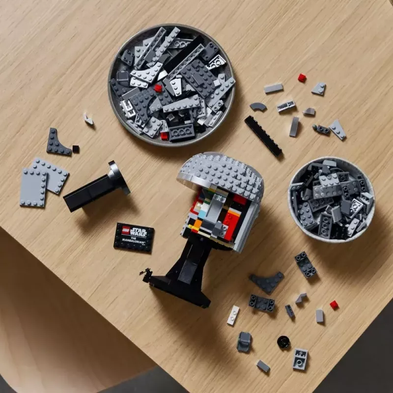 Zabawka konstrukcyjna LEGO Hełm Mandalorianina 75328 — model wystawowy Star Wars, kolekcjonerska budowla, 584 elementy, wiek 18+