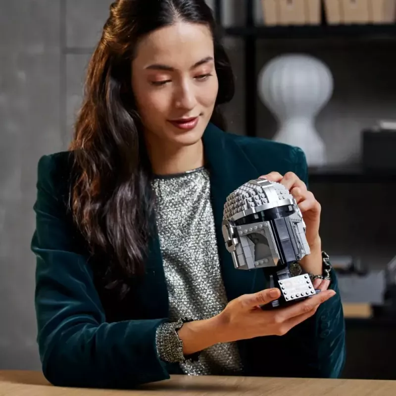 Zabawka konstrukcyjna LEGO Hełm Mandalorianina 75328 — model wystawowy Star Wars, kolekcjonerska budowla, 584 elementy, wiek 18+