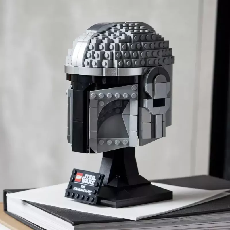 Zabawka konstrukcyjna LEGO Hełm Mandalorianina 75328 — model wystawowy Star Wars, kolekcjonerska budowla, 584 elementy, wiek 18+
