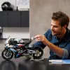 LEGO Technic motocykl BMW M1000RR 42130 ze szczegółowym silnikiem i działającym zawieszeniem